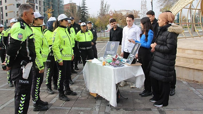 Öğrenciler görev başındaki polisleri unutmadı