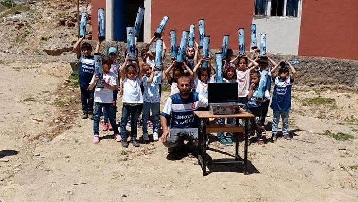 Öğrenciler, harçlıklarıyla hediye alıp akranlarına gönderdi