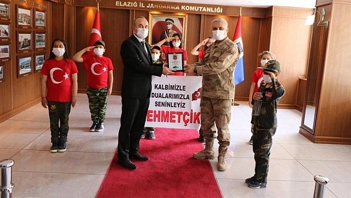 Öğrenciler, jandarmayı ziyaret edip şehitler anısına program yaptı