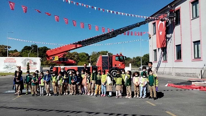 Öğrenciler merak ettiği itfaiyecilerle buluştu