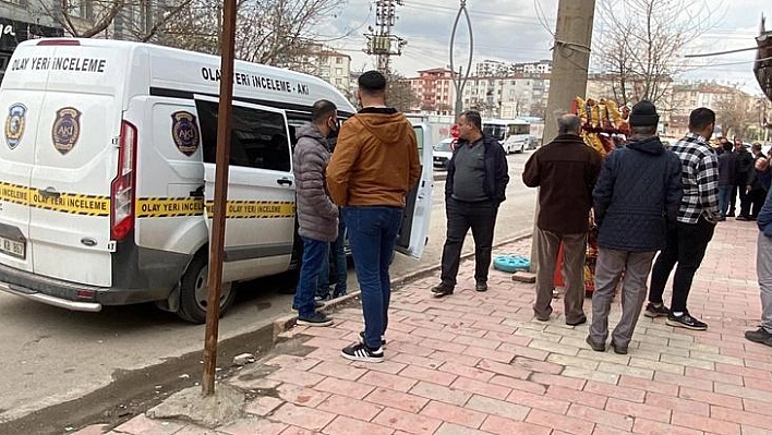 Önce Kuzenini, Ardından Kuzeninin Sığındığı Bakkalı Bıçakladı