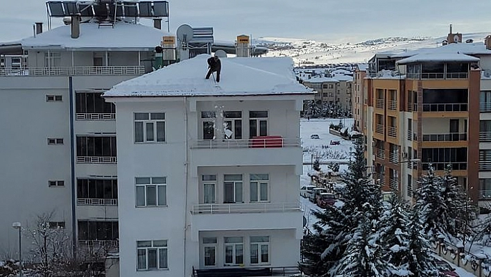 Önlem Almadan Çatıdaki Karları Temizledi, O Anlar Yürekleri Ağza Getirdi