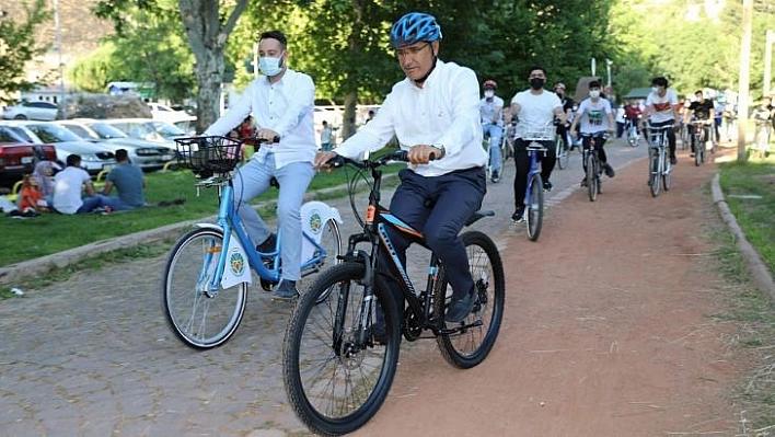 Osman Güder, sağlıklı yaşam için gençlerle pedal çevirdi