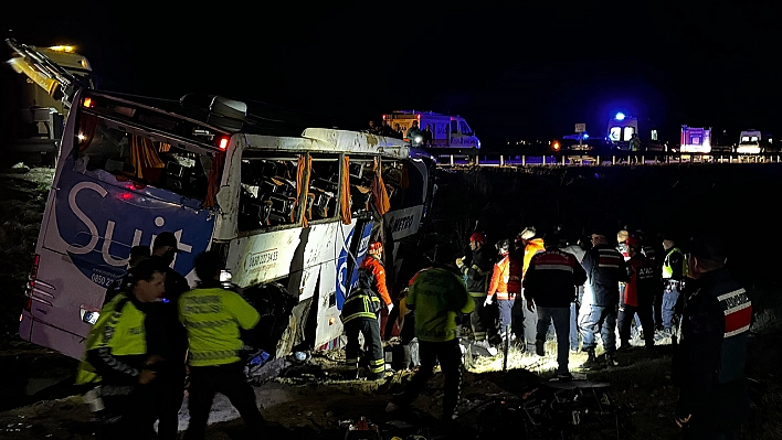 Otobüs Şarampole Devrildi: 2 Ölü, 40 Yaralı