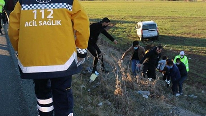 Otobüsle çarpışan hafif ticari araç tarlaya uçtu: 1 yaralı