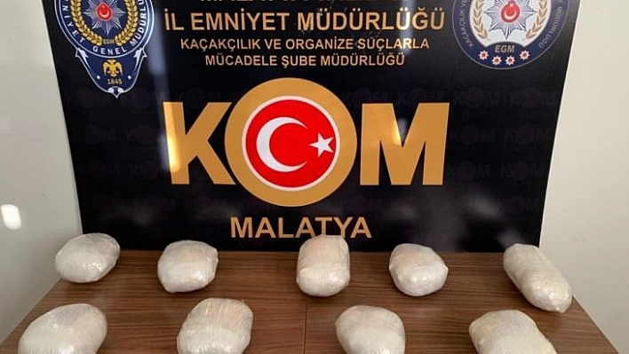 Otobüsteki yolcunun çantasından 3 kilo 604 gram esrar çıktı