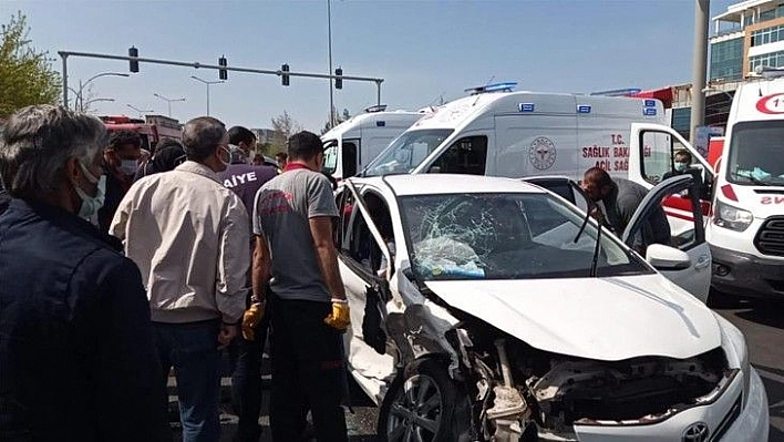 Otomobil, dönüşü yasak olan yola girdi: 5'i ağır 7 yaralı