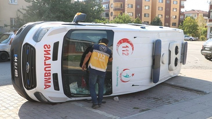 Otomobil ile çarpışan ambulans yan yattı: 4 yaralı