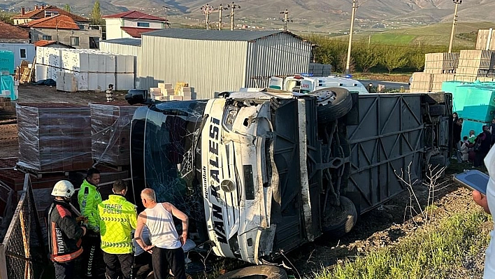 Otomobil ile Çarpışan Yolcu Otobüsü Devrildi 1'i Ağır 22 Yaralı