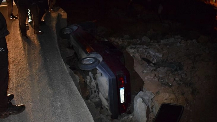 Otomobil şarampole düştü: 1'i polis 2 yaralı