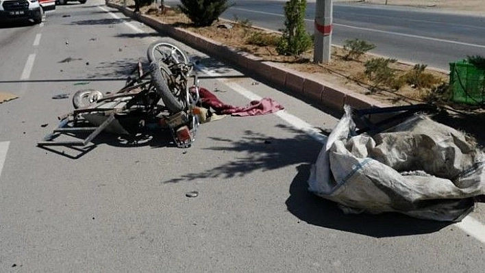 Otomobil sepetli motosikletle çarpıştı: 1'i ağır 2 yaralı