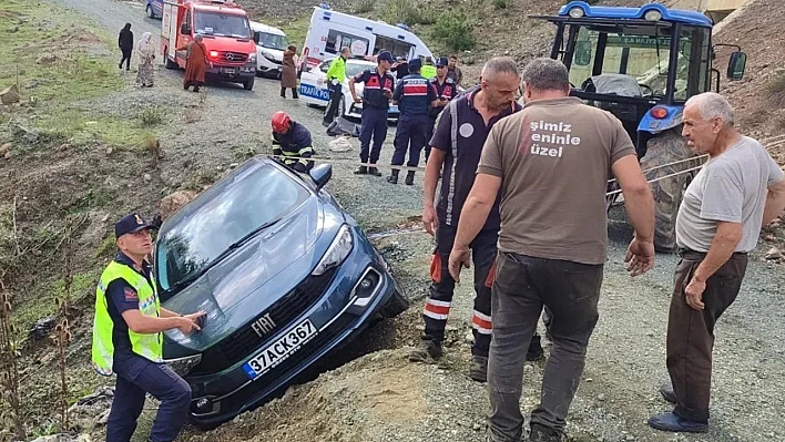 Otomobil yol kenarında asılı kaldı, araçtaki çift ölümden döndü