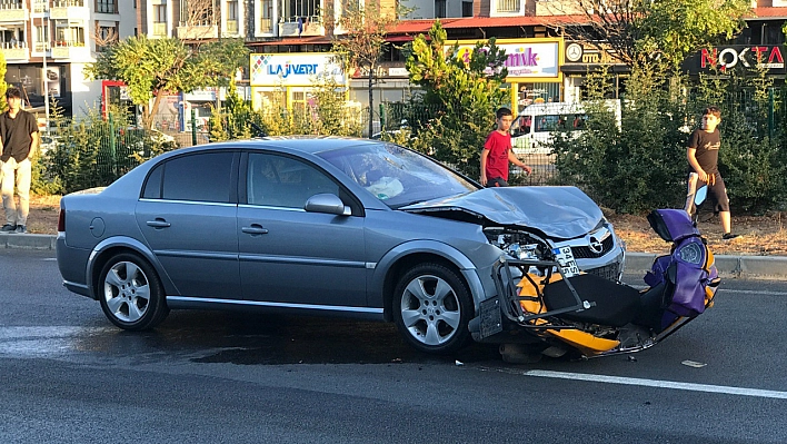 Otomobilin Çarptığı Motorlu Kurye Ağır Yaralandı