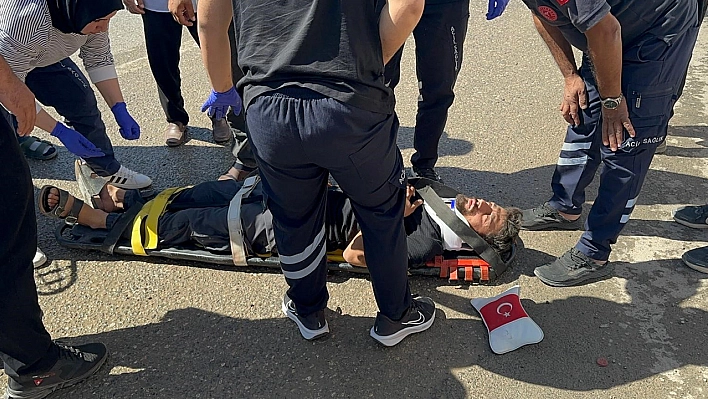 Otomobille çarpışan motosikletin sürücüsü yaralandı