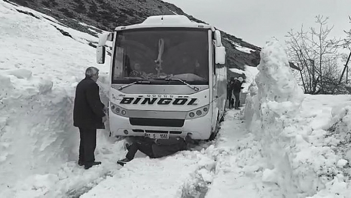 Ovacık'ta nisan ayında kar çilesi devam ediyor