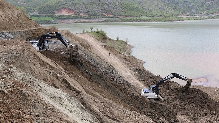 Palu İlçesi Gökdere-Akbulut-Gemtepe Grup Köy Yolunda Yol Genişletme Çalışmaları Devam Ediyor