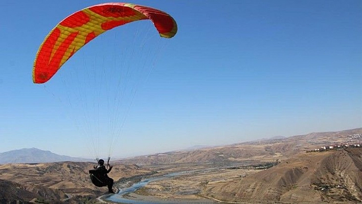 Palu semaları, yamaç paraşütçülerine ev sahipliği yaptı