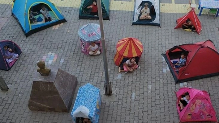 Pandemi döneminde evde sıklan çocuklar çadırda ders işledi