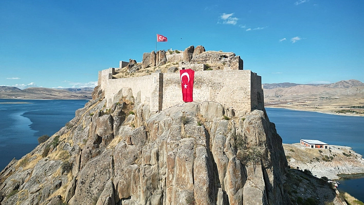 Pertek Kalesi'ne 50 metrekarelik dev Türk Bayrağı asıldı