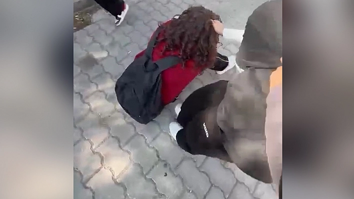 Pes dedirten görüntüler: Kız öğrenci bir grup kız tarafından darp edildi