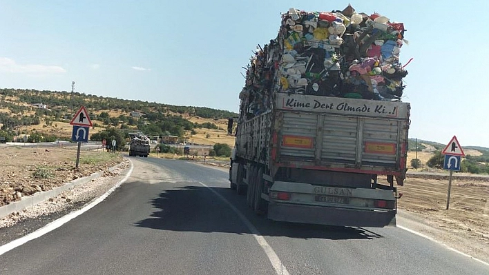 Plastik hurda taşıyan kamyon trafiği tehlikeye soktu