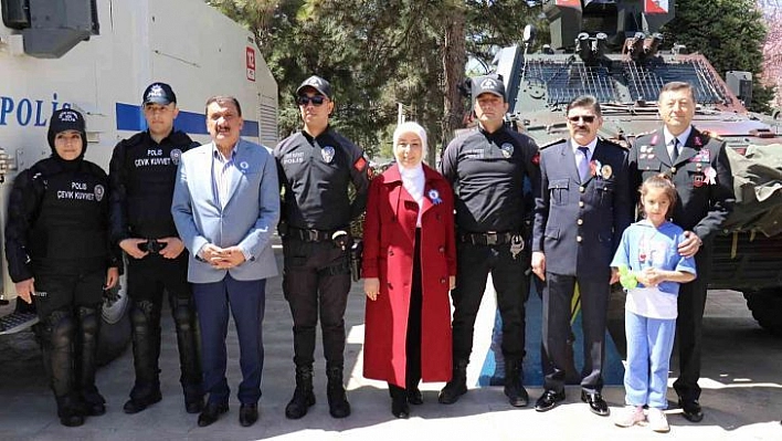 Polis birimleri faaliyetleri açılan stantlarla tanıtıldı