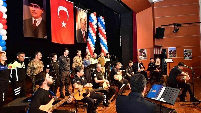 Polis korosu bu kez protokole konser verdi