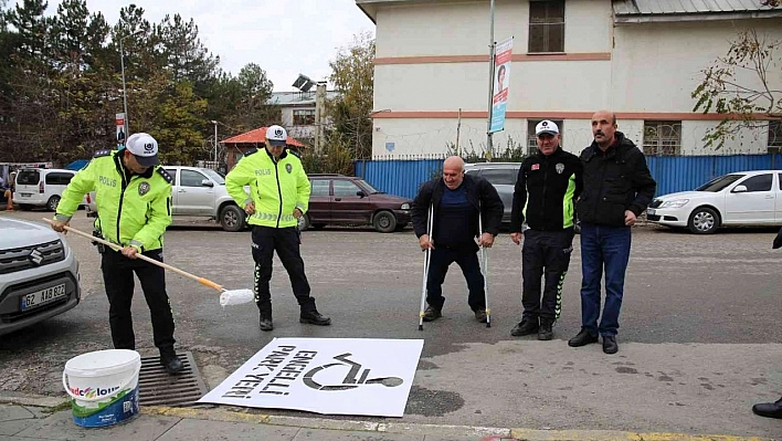 Polis ve engelliler birlikte, engelli park yerlerini çizdi