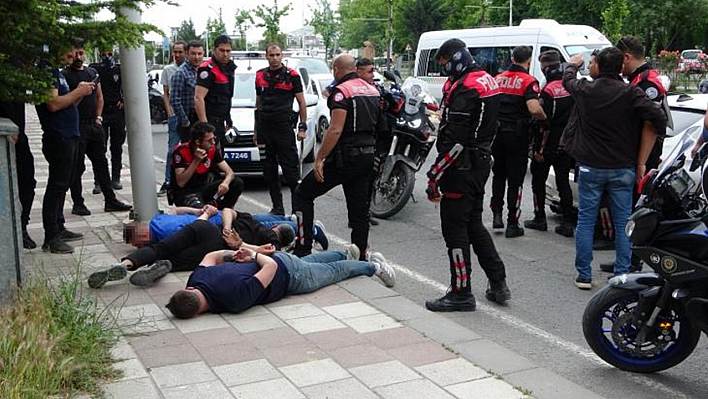 Polisin 'Dur' İhtarına Uymayarak Kaçan Araç Kaza Yaptı