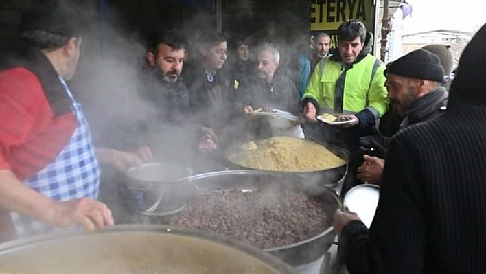 Pütürge Belediyesinden depremzedelere günlük sıcak yemek