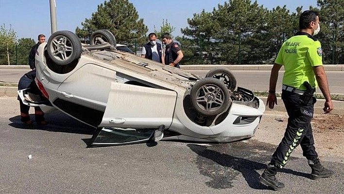 Refüje çarpan otomobil ters döndü:2 yaralı