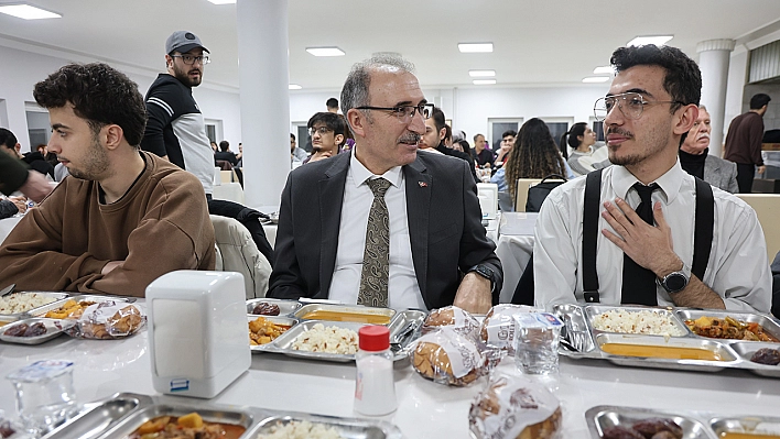 Rektör Göktaş öğrenciler ile iftarı açtı