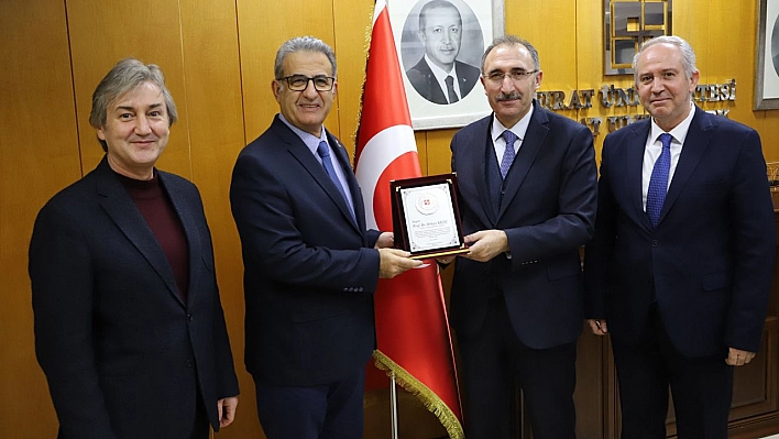 Rektör Prof. Dr. Göktaş, ödül alan Prof. Dr. Kılıç'a teşekkür plaketi takdim etti