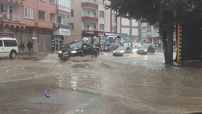 Sağanak yağış Malatya'da sokakları göle çevirdi