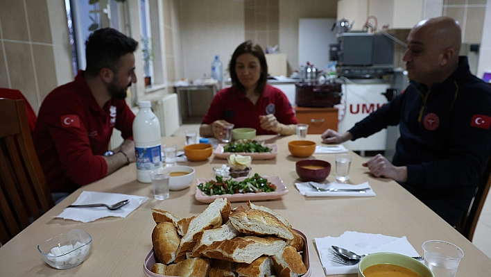 Sağlık Çalışanları İlk İftarlarını Görev Başında Yaptı