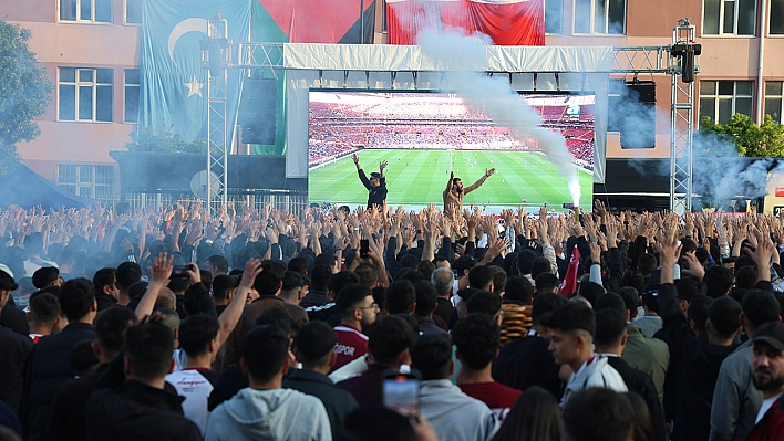 Şampiyonlar Ligi Maçını Aratmayan Atmosfer