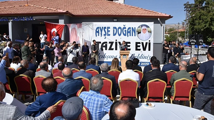 Sanatçı Latif Doğan'dan annesi adına taziye evi