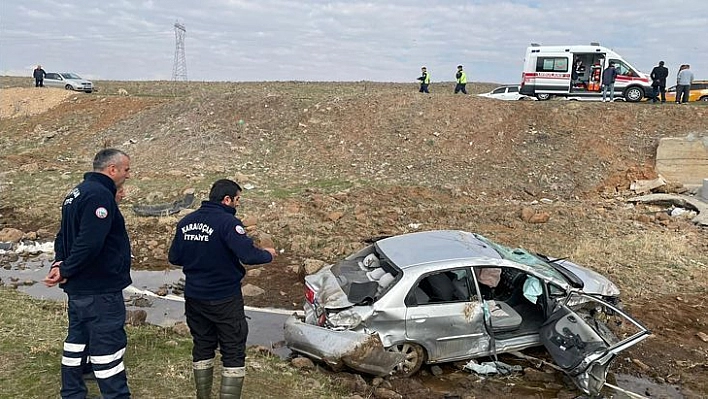 Şarampole yuvarlanan otomobil hurdaya döndü: 2 yaralı