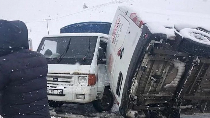 Servis Aracı Önce Pikapla Çarpıştı Ardından Yan Yattı