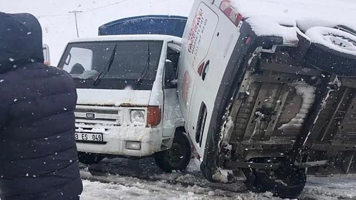 Servis Aracı Önce Pikapla Çarpıştı Ardından Yan Yattı