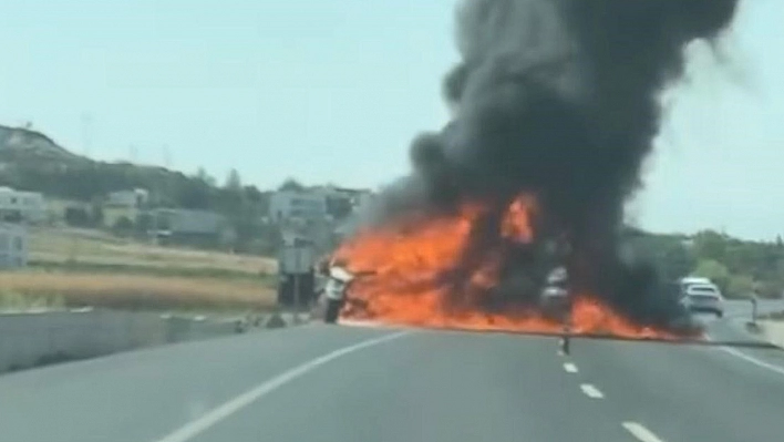 Seyir halindeki kamyonet alev topuna döndü
