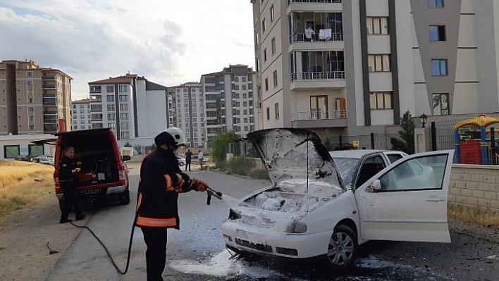 Seyir halindeki otomobil alev aldı