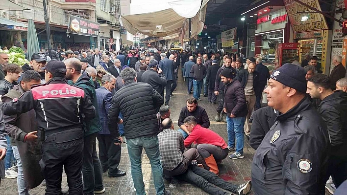 Seyyar satıcıların kavgası kanlı bitti: 1 ağır yaralı