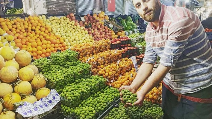 Sezonun ilk kayısı çağlaları pazarlarda yerini aldı