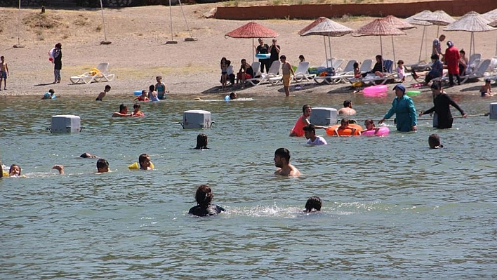 Sıcaktan bunalanlar Hazar Gölü'ne akın etti, plajlar Ege ve Akdeniz'i aratmadı