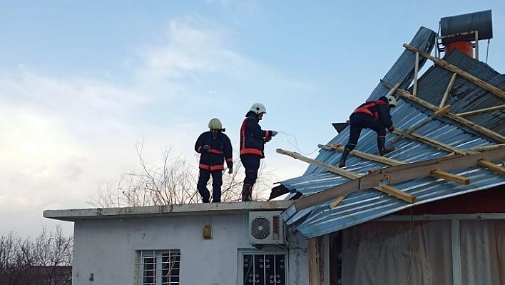 Şiddetli fırtına çatıyı uçurdu