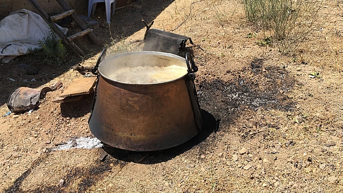 Şifa deposu geleneksel dut pekmezi yapımı sürüyor