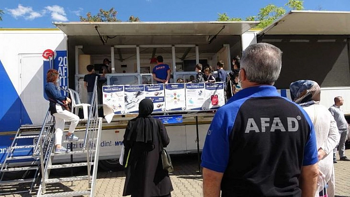 Simülasyon tırında gerçeği aratmayan deprem eğitimi