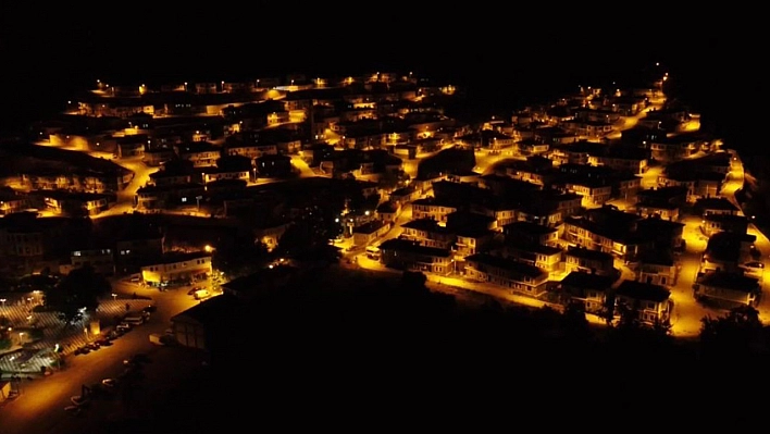 Sivrice depremi sonrası yeniden inşa edilen Doğanyol'un gece görüntüsü hayran bıraktı