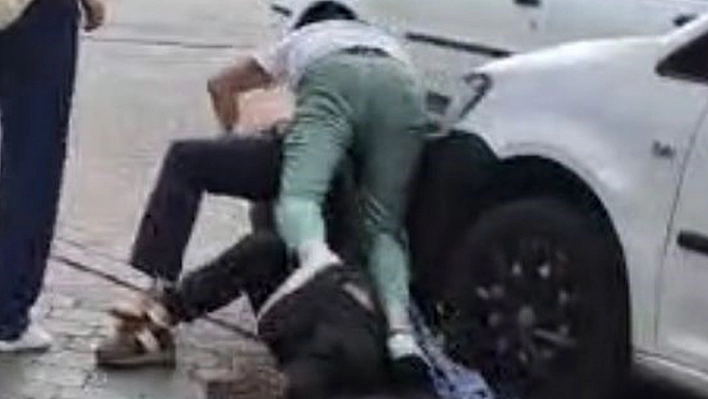 Sokak ortasında yaşanan bıçaklı kavgada dehşet anları